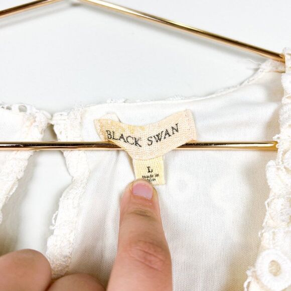 Black Swan Cream Floral Lace Applique Short Sleeve Dress - Picture 3 of 9